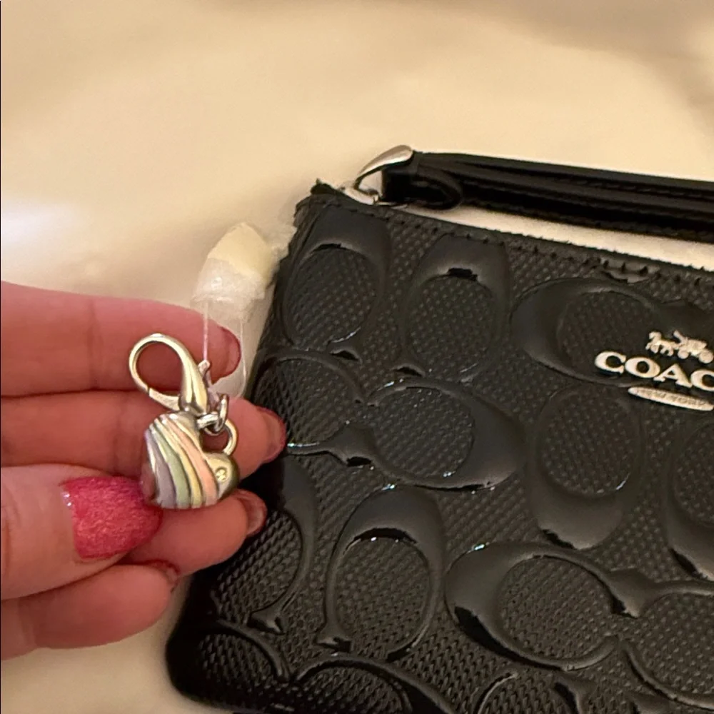 🖤🩶Coach NWT Black Embossed Corner Zip Wristlet In Signature Leather/Heart Charm